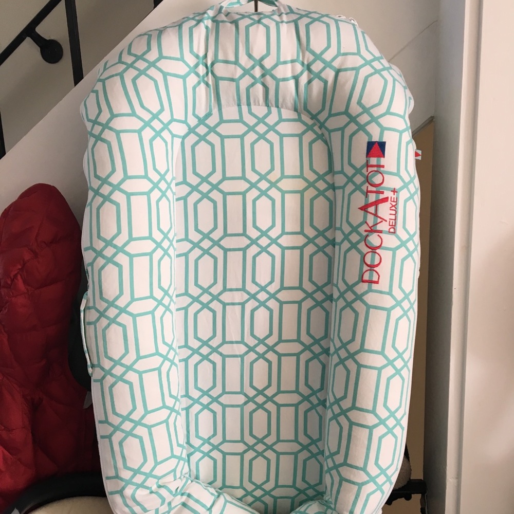 Dockatot Deluxe with 2 covers